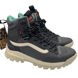 Vans unisex UltraRange insulated comfy winter boots Size 8.5men / 10women